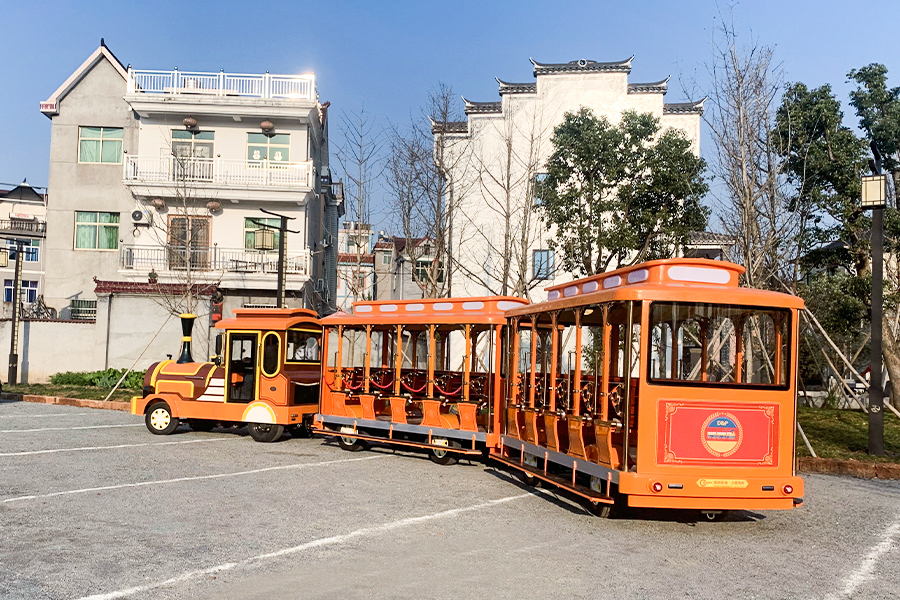 Veľký bezkoľajový vyhliadkový vlak električkového typu